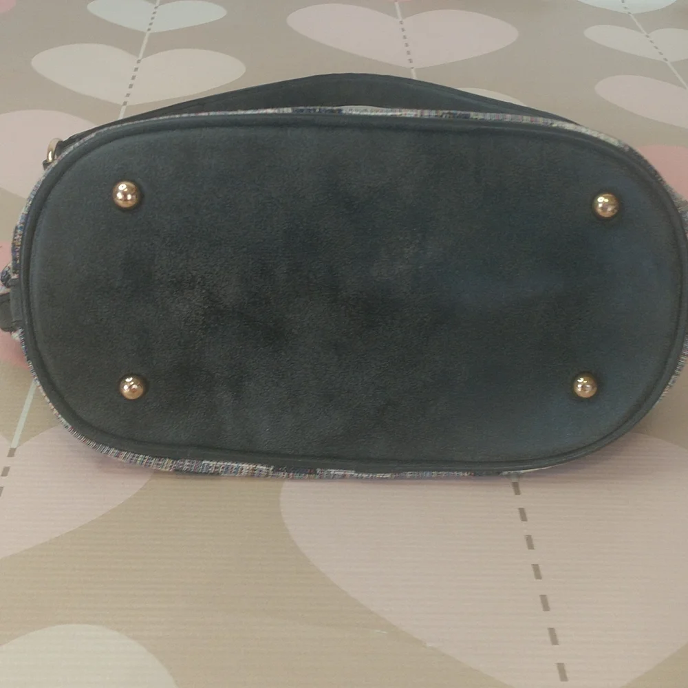 Urban Expressions vegan shoulder bag. Size 12x13